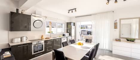 Micro-ondes, lave-vaisselle, cafetiĂšre/bouilloire