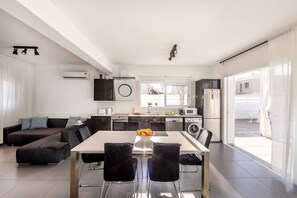 Microwave, dishwasher, coffee/tea maker, cookware/dishes/utensils - Protaras Villa Alina (Paralimni)