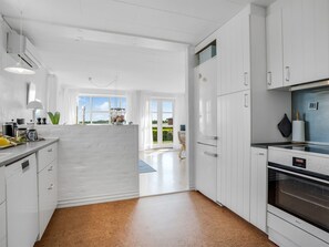 Kjøleskap, mikrobølgeovn, oppvaskmaskin og kjøkkenutstyr