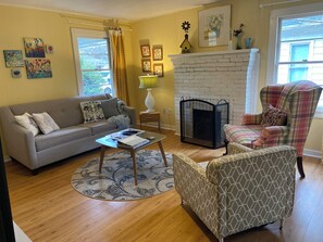 TV - Pet friendly, adorable 3-bedroom bungalow in foodie town Raleigh! (Raleigh)