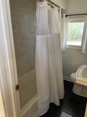 Sèche-cheveux, serviettes fournies, savon, papier toilette