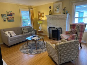 TV - Pet friendly, adorable 3-bedroom bungalow in foodie town Raleigh! (Raleigh)