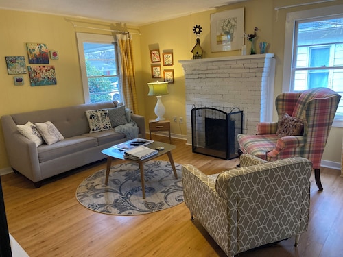 Pet friendly, adorable 3-bedroom bungalow in foodie town Raleigh!