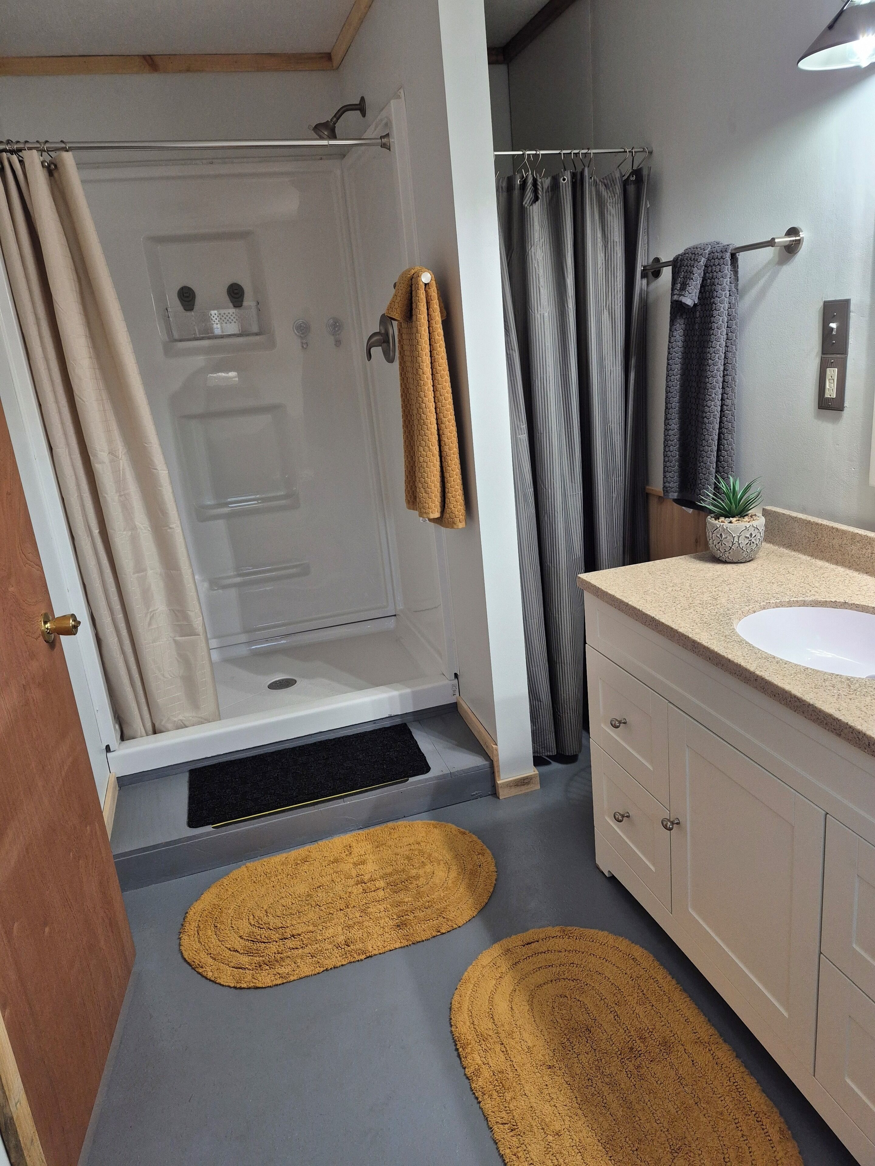 Chuveiro, secador de cabelo, toalhas de banho, sabonete