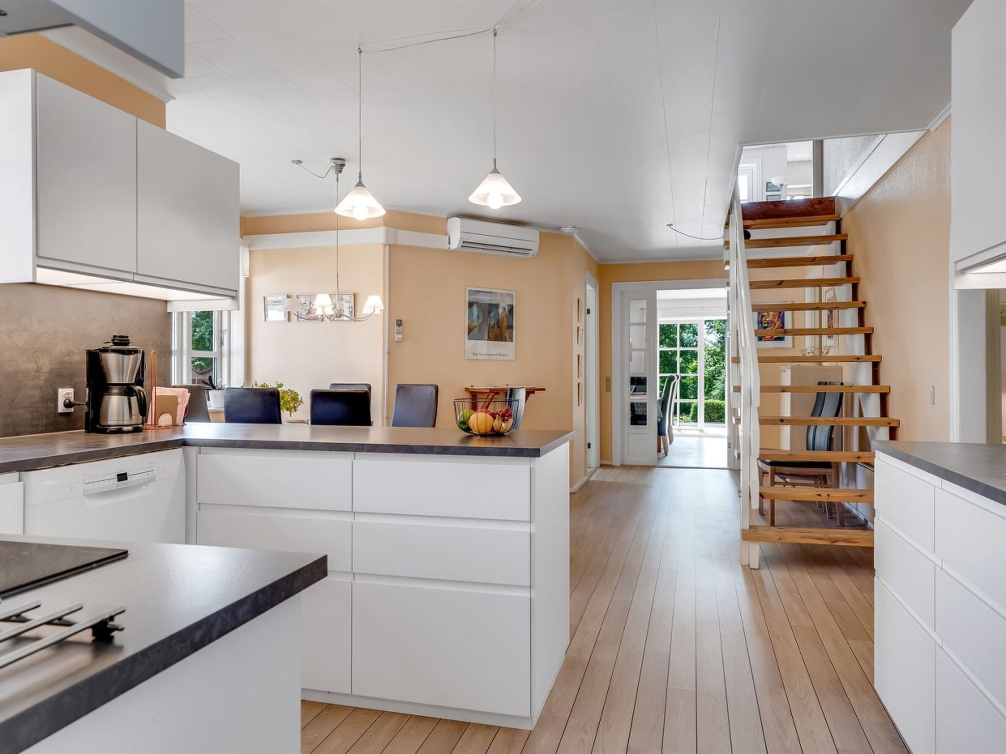 Kjøleskap, mikrobølgeovn, oppvaskmaskin og kjøkkenutstyr