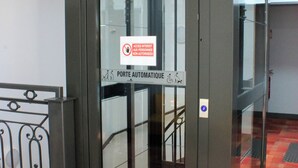 An elevator with a sign indicating it is for persons with disabilities and a sign for an automatic door. - Le Léo Lagrange de Foix (Foix)