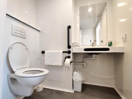 Comfort Double Room, Roll-in Shower | Bathroom