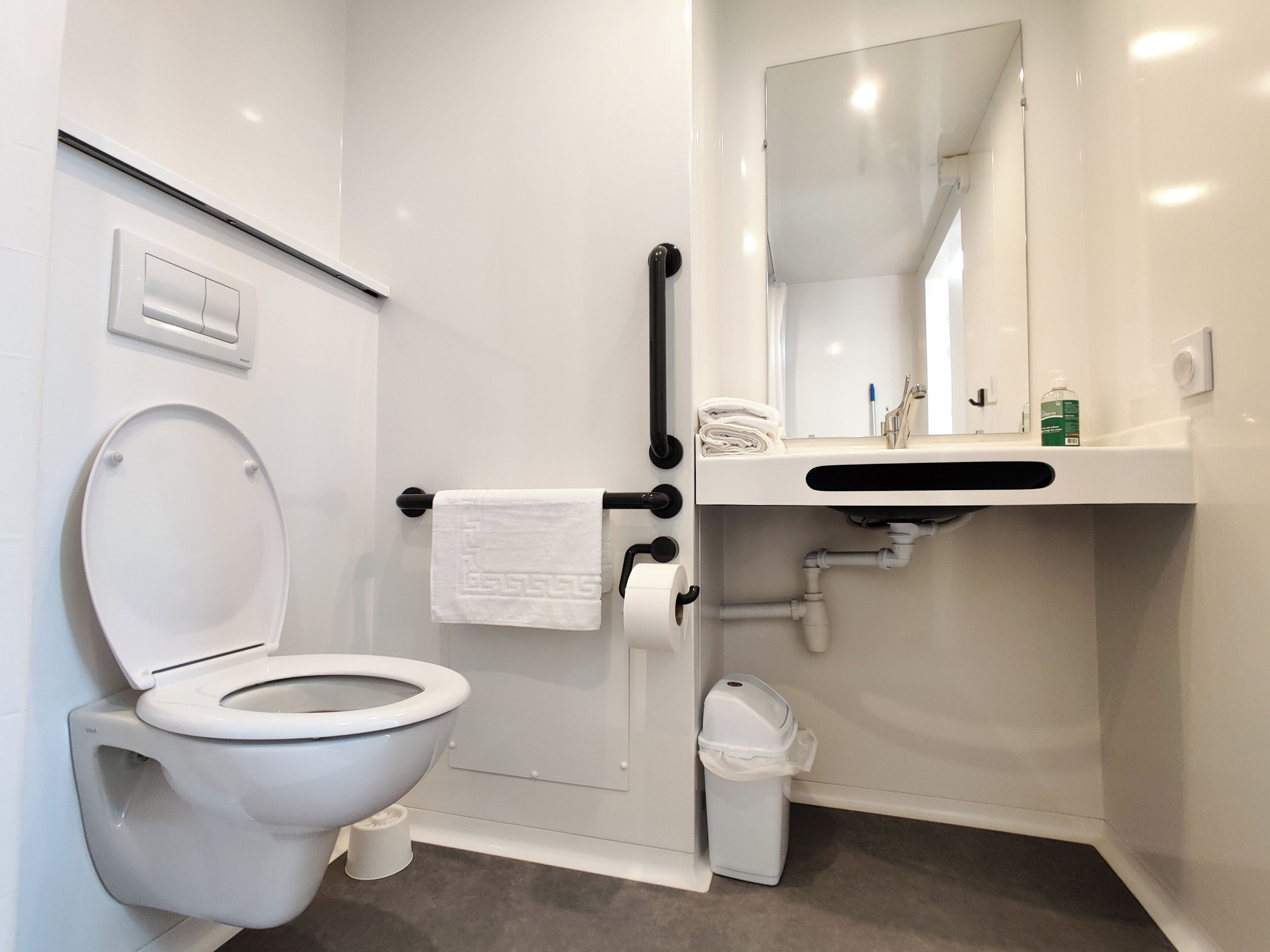 Chambre Double Confort, douche accessible en fauteuil roulant | Salle de bain