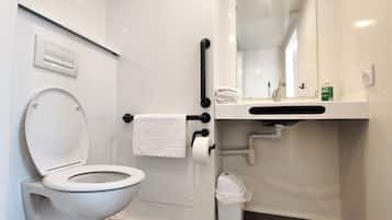 Chambre Double Confort, douche accessible en fauteuil roulant | Salle de bain