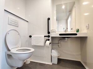 Comfort Double Room, Roll-in Shower | Bathroom - Le Léo Lagrange de Foix (Foix)
