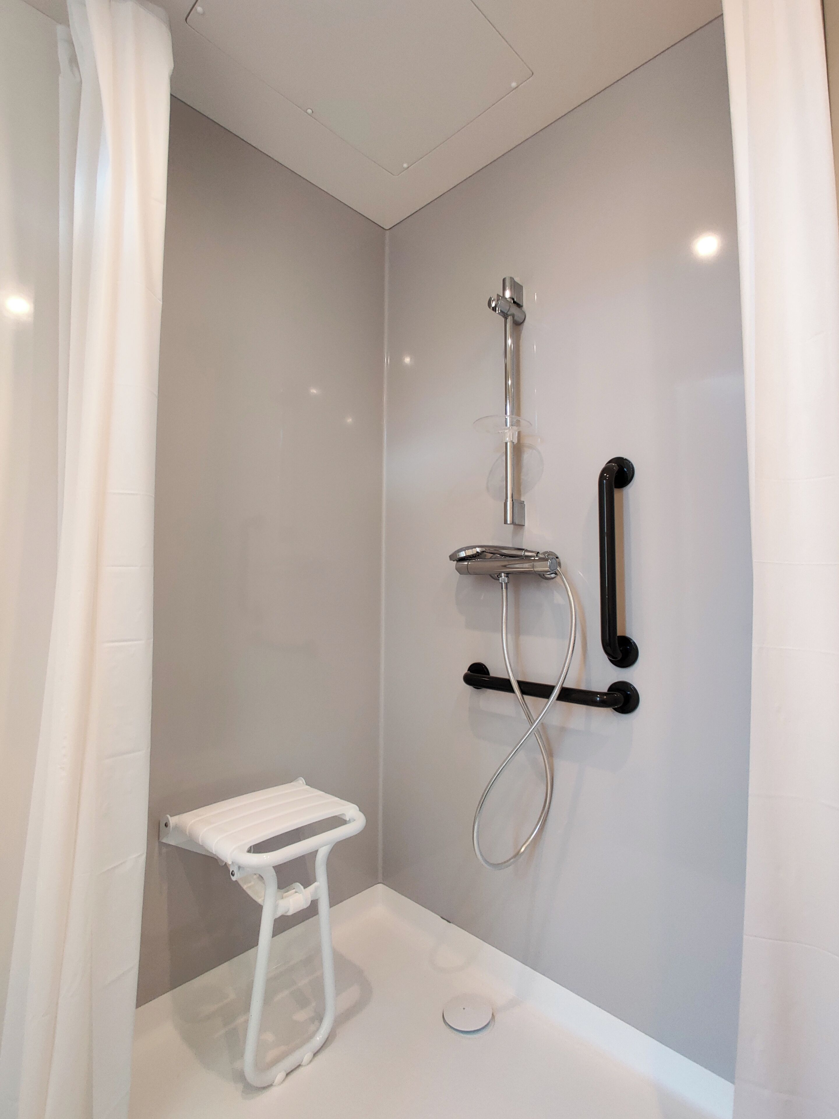 Comfort tweepersoonskamer, rolstoeltoegankelijke douche | Badkamer