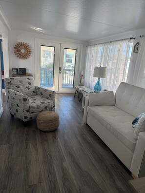 TV - 2- bedroom getaway walking distance to shops, restaurants, beaches and more. (Jensen Beach)