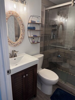 Hair dryer, towels, soap, toilet paper - 2- bedroom getaway walking distance to shops, restaurants, beaches and more. (Jensen Beach)