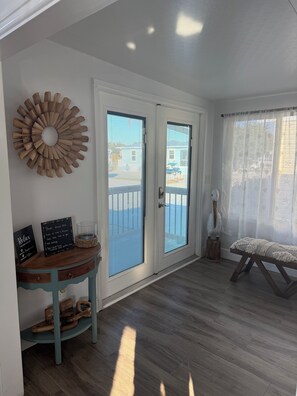 Interior - 2- bedroom getaway walking distance to shops, restaurants, beaches and more. (Jensen Beach)