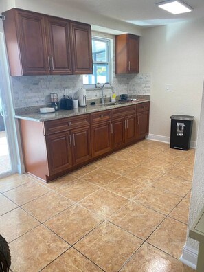Private kitchen - Charming 1-bedroom house with AC in Port Richey (Port Richey)