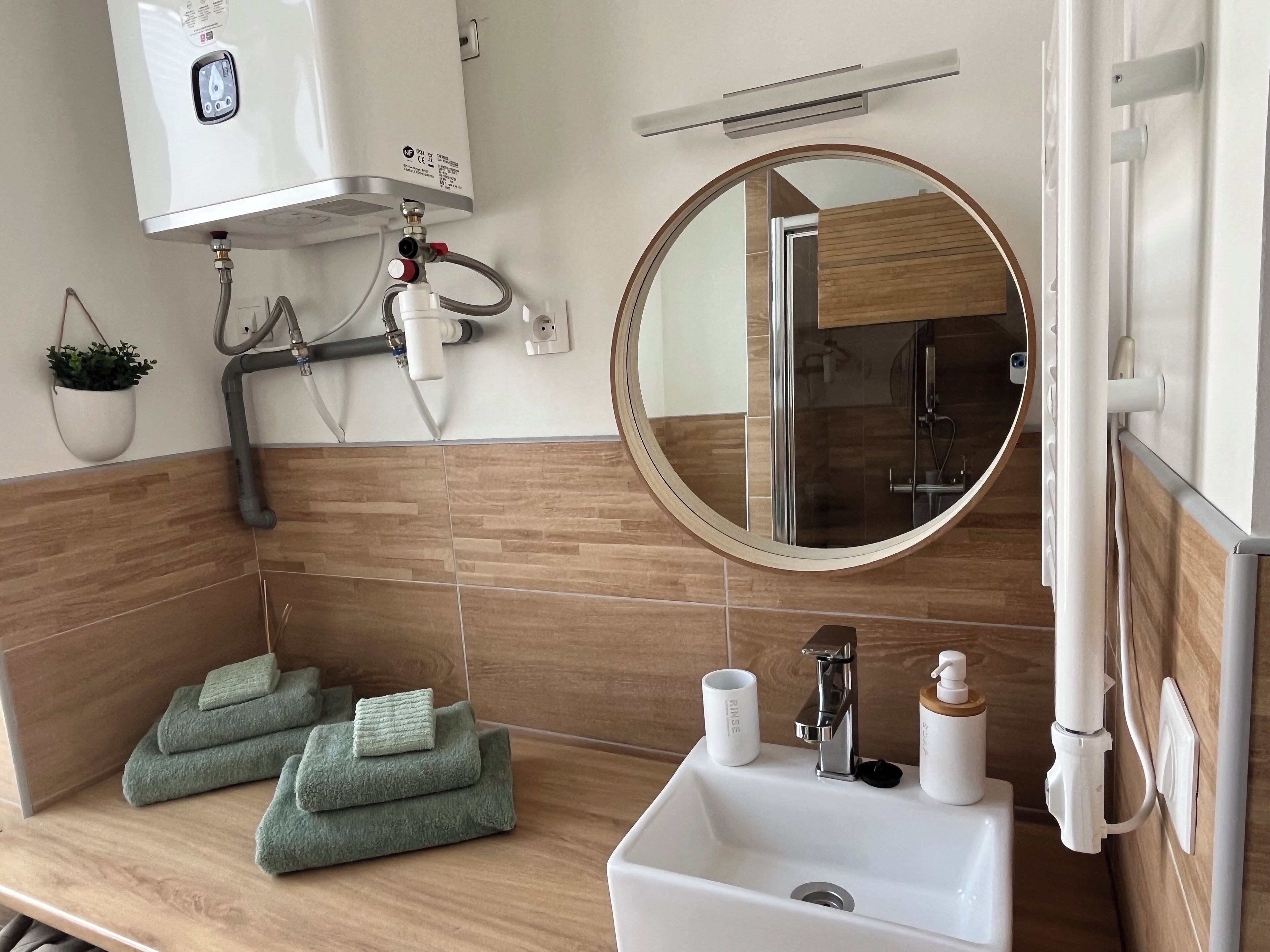 Sèche-cheveux, serviettes fournies, savon, papier toilette