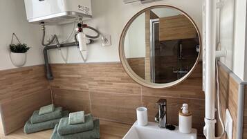 Sèche-cheveux, serviettes fournies, savon, papier toilette