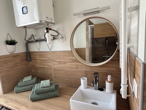 Sèche-cheveux, serviettes fournies, savon, papier toilette