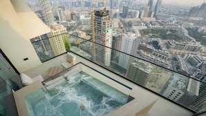 Deluxe-Apartment, Balkon, Stadtblick | Eigener Pool