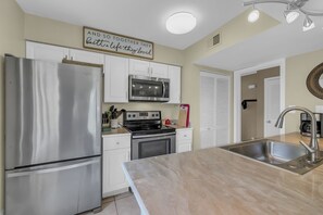 Fridge, microwave, oven, stovetop - Baytree 72 - Stunning 3 BR Condo (Little River)