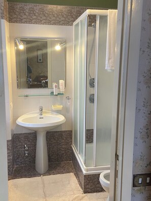 Shower, hair dryer, bidet, towels - Villa Maria (Torno)