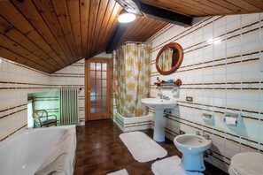 Shower, hair dryer, bidet, towels - Villa Maria (Torno)