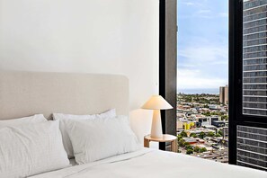 2 bedrooms, desk, iron/ironing board, WiFi - Stylish Southbank Apartment with On-Site Parking (Southbank)