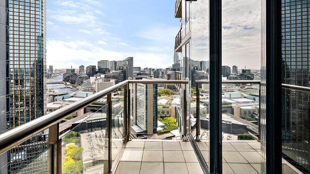 Un edificio moderno de gran altura con fachada de vidrio y vistas a la ciudad.