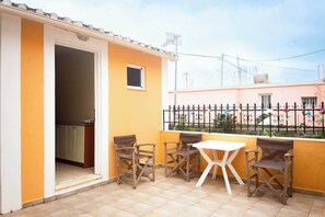 Outdoor dining - Spacious 2 Bd Detached House in Kefalonia w Patio (Lixouri)