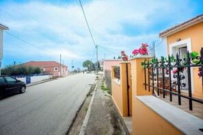 Property grounds - Spacious 2 Bd Detached House in Kefalonia w Patio (Lixouri)