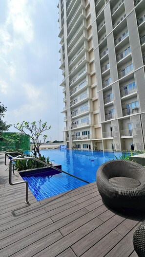 Outdoor pool - Luxury 1BR McKinley | Fast Wifi | Pool & Gym | BGC & near NAIA (Taguig)