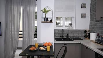 1 bedroom, desk