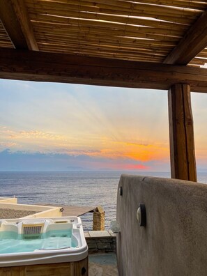 House | 3 bedrooms - Sunrise Stone Villa With Jacuzzi (Kea)