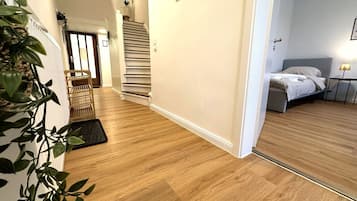 Een strijkplank/strijkijzer, wifi, beddengoed