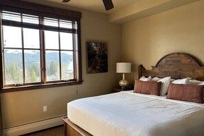 Tabla de planchar con plancha, wifi, ropa de cama