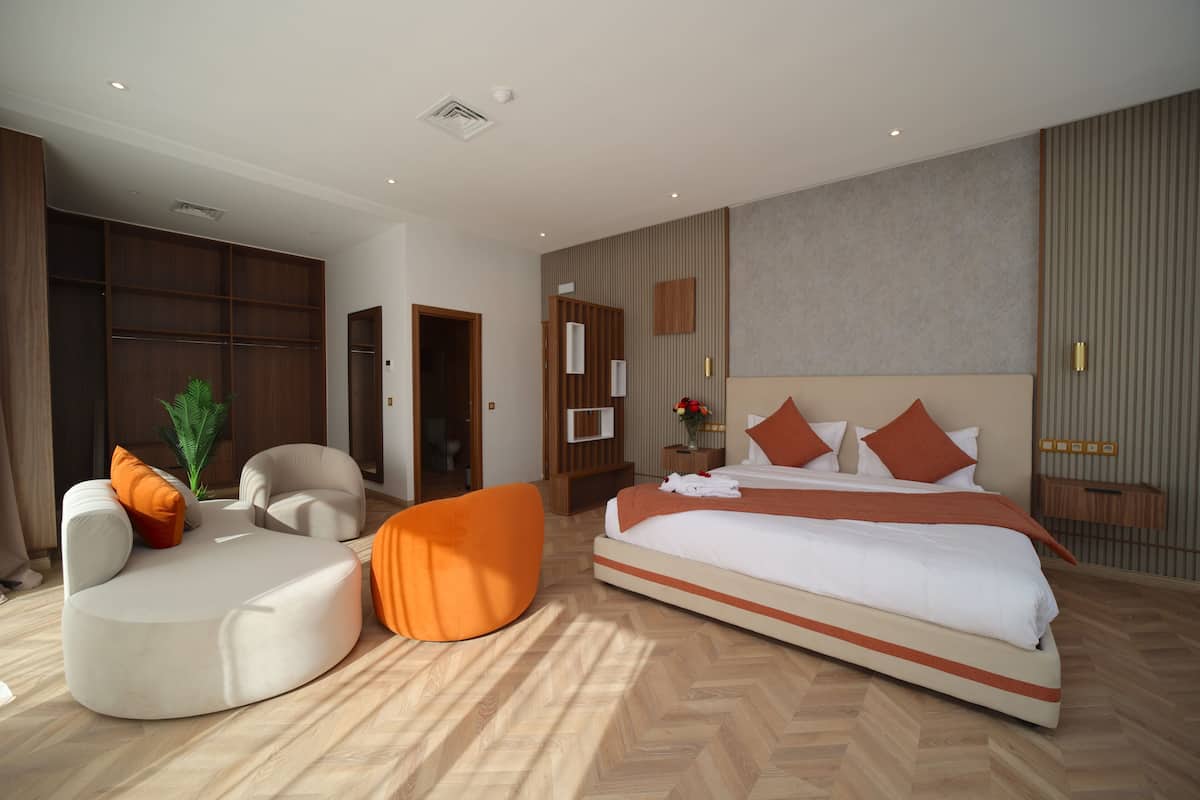 Royal Room | Desk, free WiFi