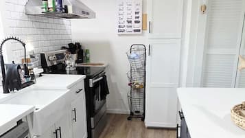 Microondas, horno, placa de cocina y lavavajillas