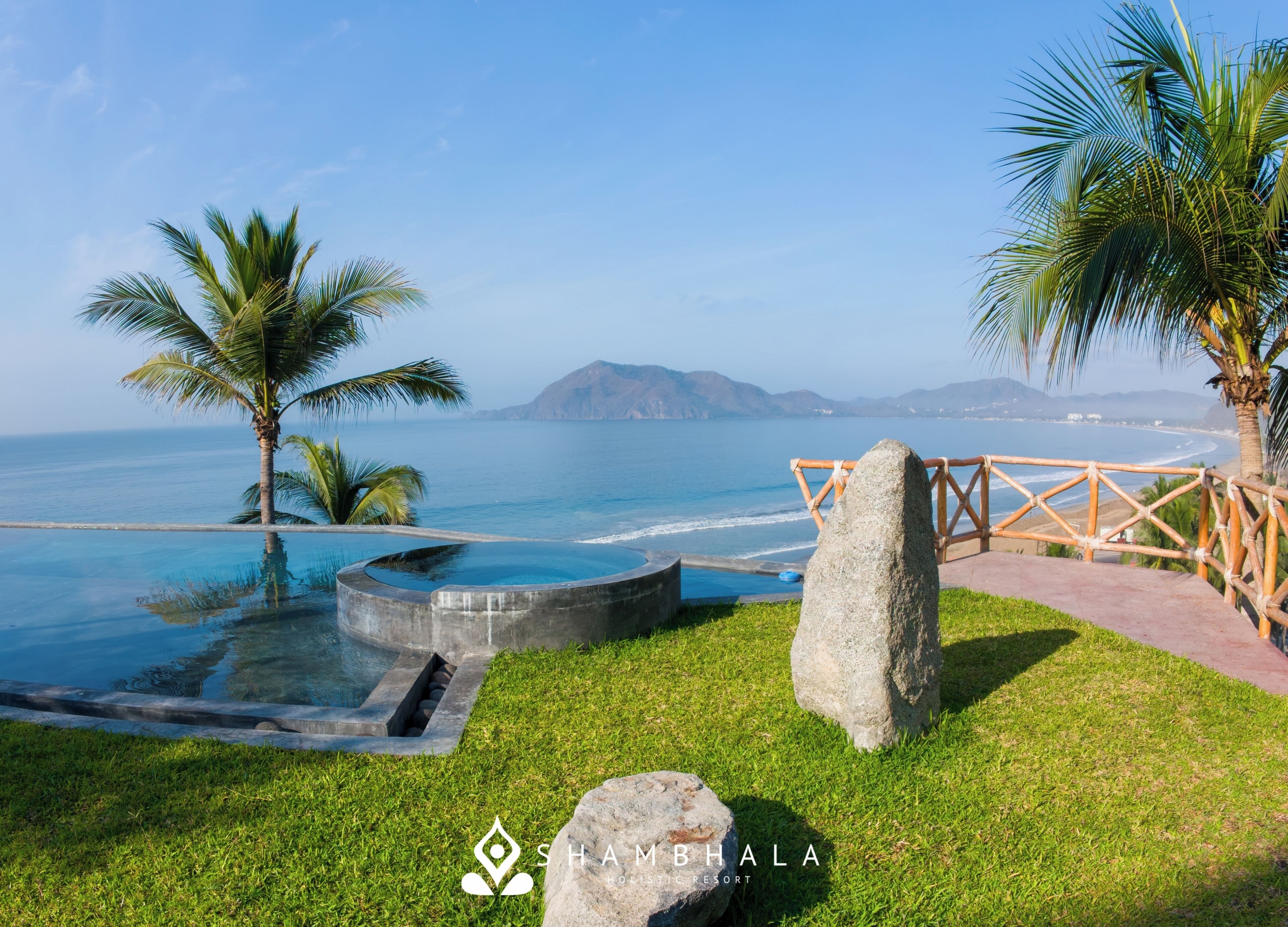 2 室外游泳池，08:30 至 22:00 开放，池畔遮阳伞