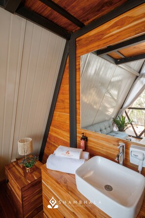 双人房, 阳台, 海滩景观 | 浴室