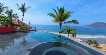 2 piscinas al aire libre, sombrillas