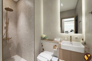 Luxury-Apartment, Balkon, Stadtblick | Badezimmer | Kostenlose Toilettenartikel, Haartrockner, Bidet, Handtücher