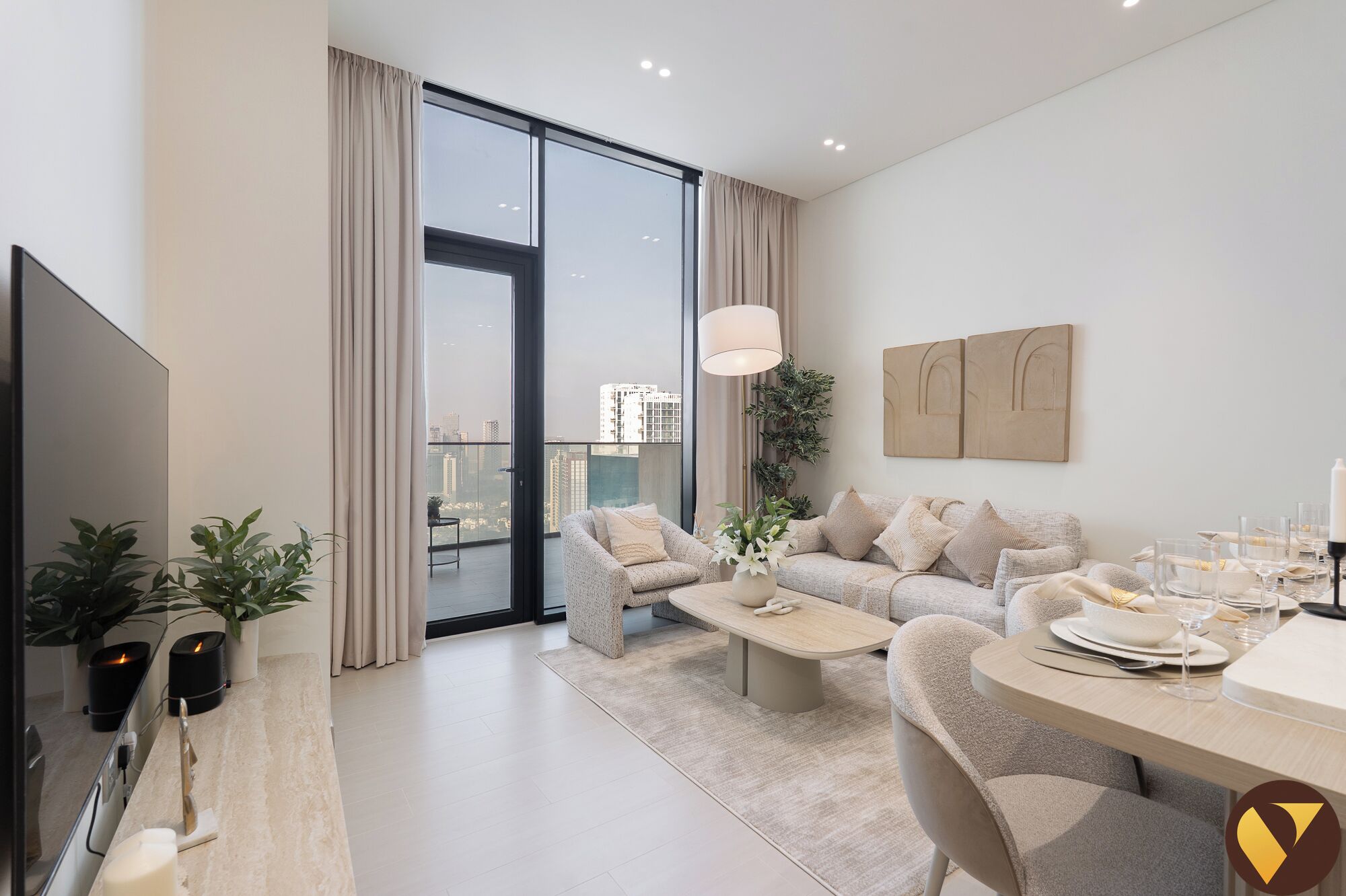 Apartament de luxe, balcó, vistes a la ciutat | Sala d'estar | Televisor intel·ligent de 65 polzades amb canals per cable 