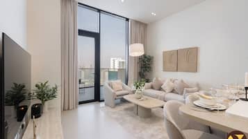 Luksusleilighet, balkong, byutsikt | Oppholdsområde | En 65-tommers smart-TV med kabel-kanaler