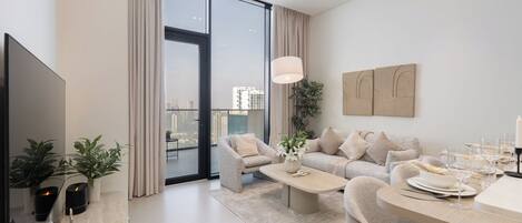 Apartament de luxe, balcó, vistes a la ciutat | Sala d'estar | Televisor intel·ligent de 65 polzades amb canals per cable