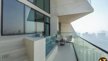 Luksusleilighet, balkong, byutsikt | Overnattingsstedets uteområder