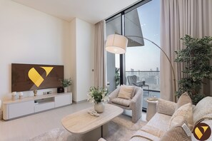 ลักซ์ชัวรี่อพาร์ทเมนท์, ระเบียง, วิวเมือง | บริเวณนั่งเล่น | สมาร์ททีวี 65 นิ้ว พร้อมช่องเคเบิล