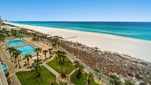 Een resort met meerdere zwembaden, een strand en vrij uitzicht op de oceaan.
