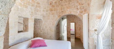 4 bedrooms, iron/ironing board, WiFi, bed sheets