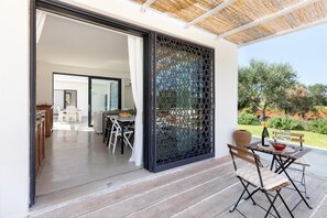 Outdoor dining - Trullo delle Stelle with Private Pool for Rent in Puglia (ostuni)