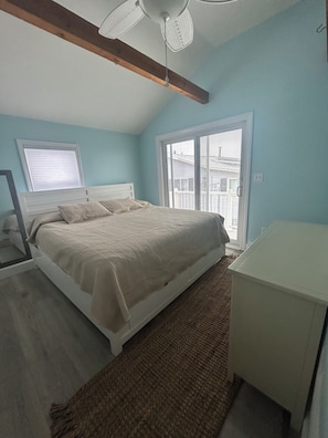 3 bedrooms, iron/ironing board, travel cot, free WiFi - Chic Coastal Home, Family- Friendly, Walk to Beach, Shopping, Restaurants (Hampton)